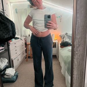 navy aerie tie flare pants, size unknown, however fits me and i am a medium!!